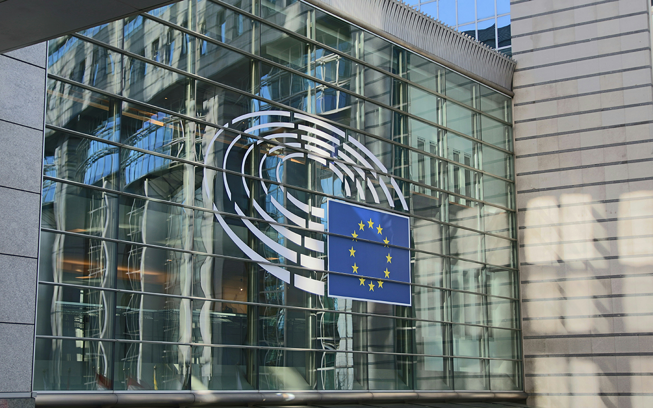 Glassvegg med EU-flagget på byggning